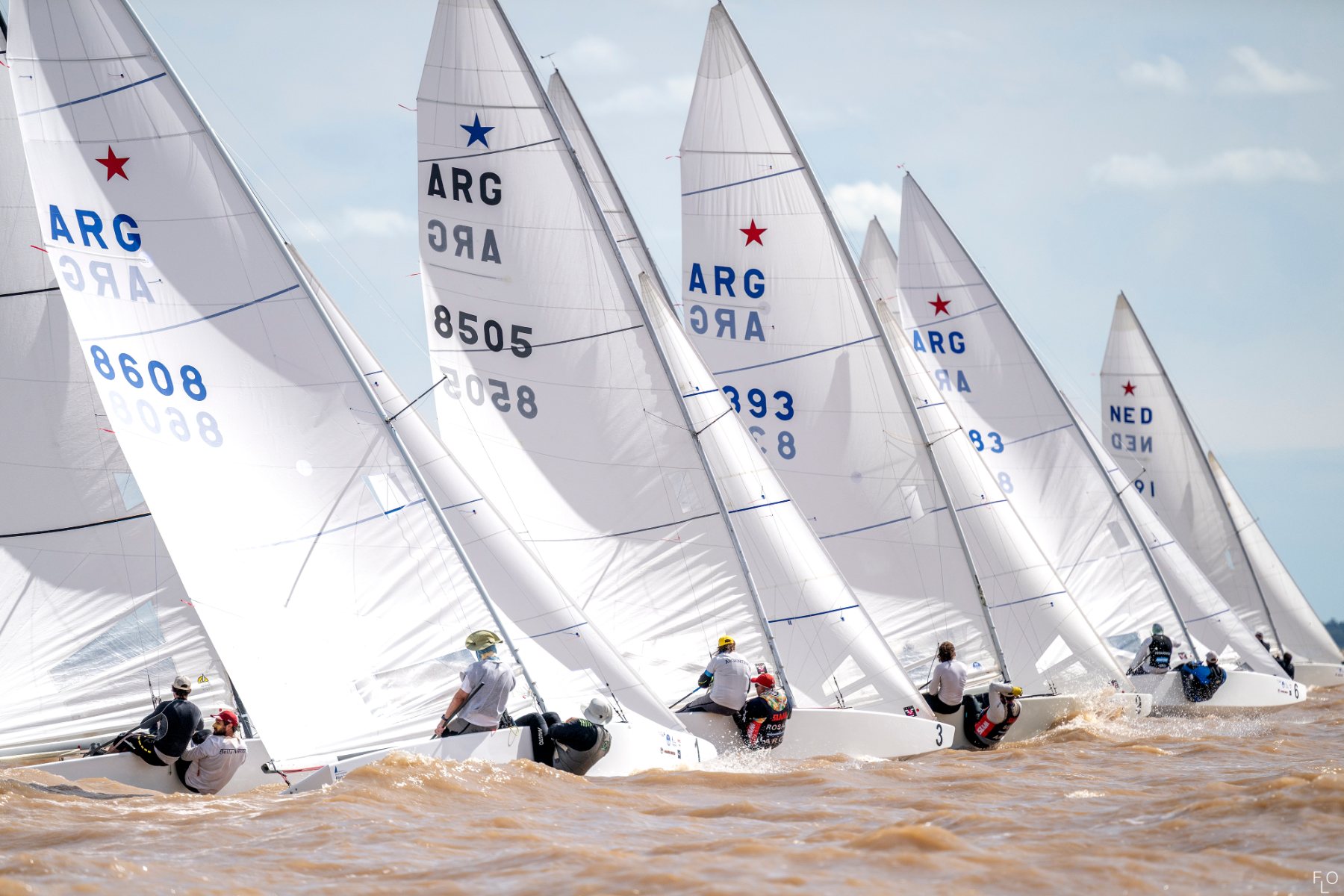 Barco Star navegando en el agua